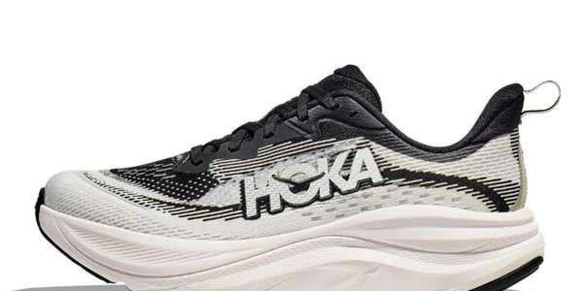 頂級跑鞋比較：Hoka 與 Nike、Adidas 的對決！