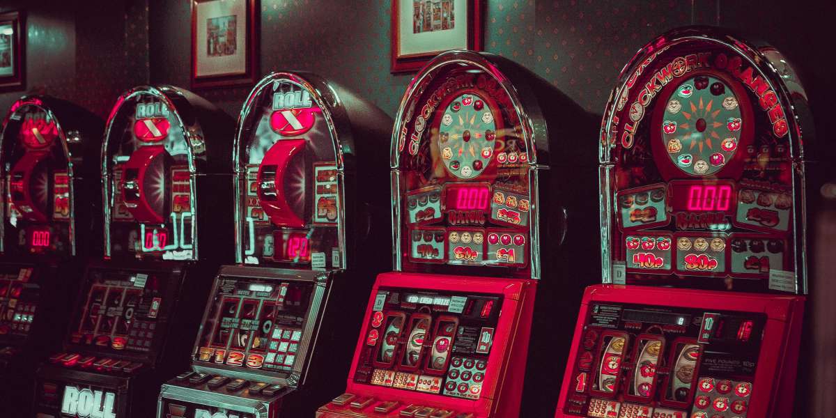 Slot játékok evolúciója: Hogyan formálják át az új játékmechanikák a játékélményt 2025-ben?